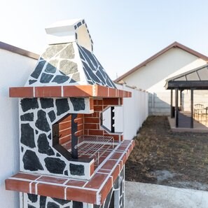 Barbecue tradizionale medio da giardino (Carbone/Legno, 120x70x210 cm, pietra naturale Verde Laguna, mattone)