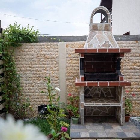 Barbecue tradizionale medio da giardino con ripiano (Carbone/Legno, 120x70x210 cm, pietra naturale Rhodos, mattone)