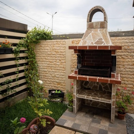 Barbecue tradizionale da giardino con ripiano (Carbone/Legno, 100x60x218 cm, pietra naturale Rhodos, mattone)