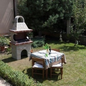 Piccolo barbecue mediterraneo da giardino (Carbone/Legno, 100x60x210 cm, pietra naturale Rhodos, mattone)