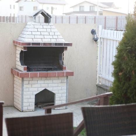 Mediteraneo Medium Garden Barbecue (Carbone/Legno, 120x80x210 cm, 760 kg, pietra naturale Vratza, mattone)
