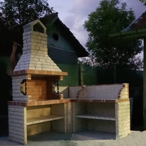 Grande barbecue mediterraneo da giardino con ripiano (Carbone/Legno, 153x75x210 cm, pietra naturale Vratza, mattone)