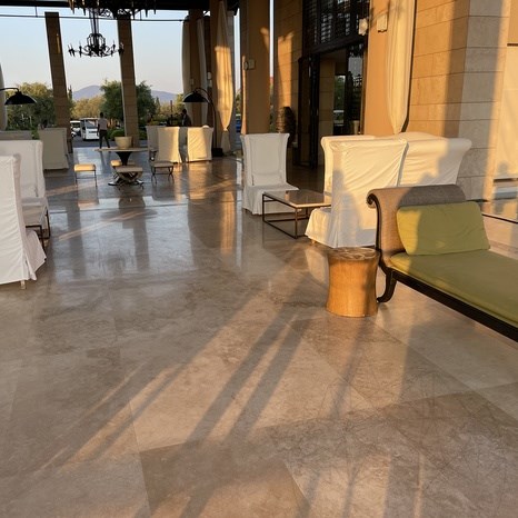 Travertino levigato Classic PREMIUM a taglio incrociato, 122 x 61 x 1,2 cm
