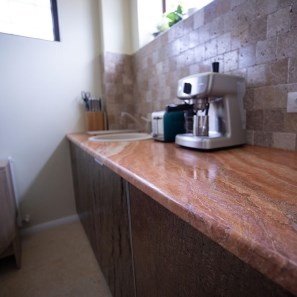 Controsoffitto in travertino lucido Peach, 250 x 65 x 3 cm
