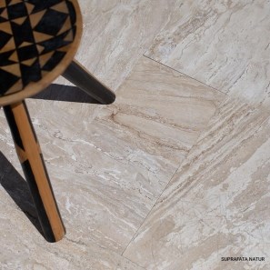 Tappetino in travertino striato beige con motivo francese, 1,2 cm