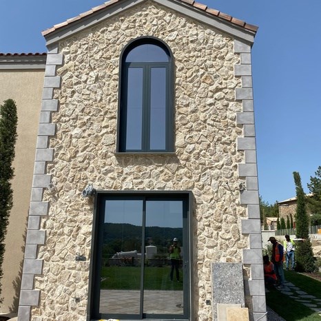 Rivestimento esterno in marmo Rock Face Ivory a lastre irregolari