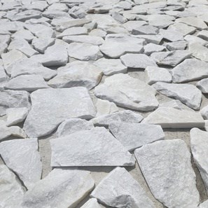 Rivestimento esterno in marmo Rock Face White a lastre irregolari