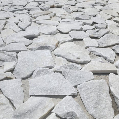 Rivestimento esterno in marmo Rock Face White a lastre irregolari
